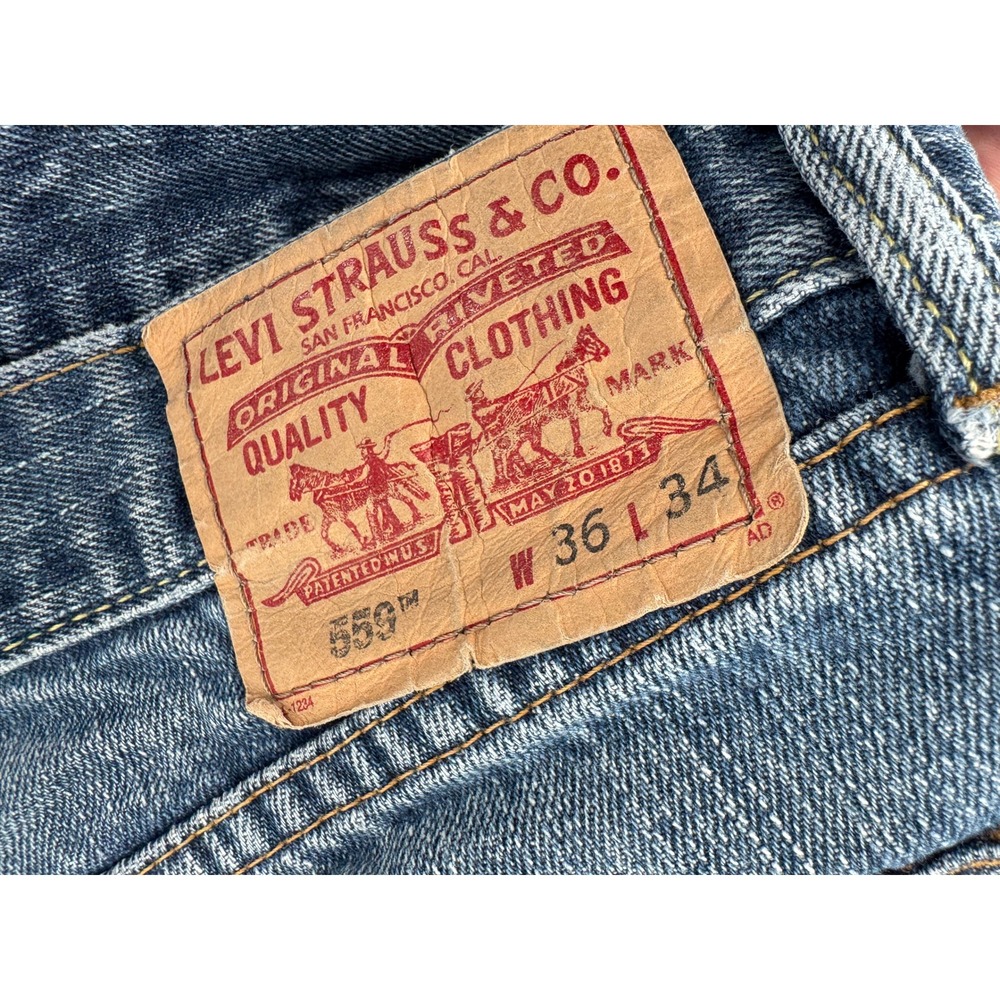 Vintage Levi's 559 Relaxed Straight Jeans Mens Size 36x34 Blue Hem Distressed - Picture 3 of 16